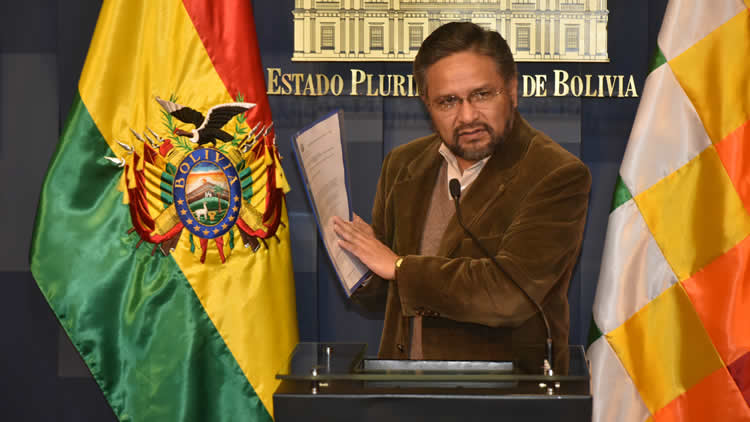 Alfredo Rada, ministro de la Presidencia, en conferencia de prensa.