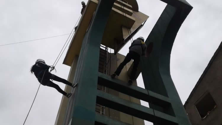 Jóvenes del colegio Luis Espinal Camps descendieron en cuerda en el Faro Murillo 