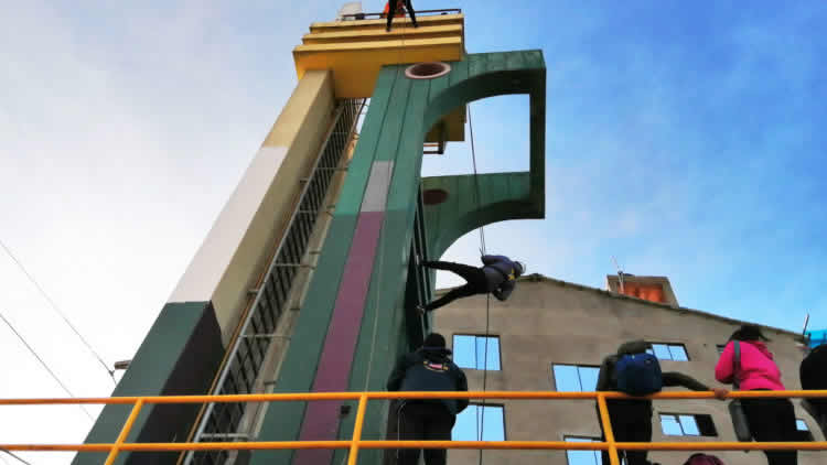 Estudiantes de diferentes instituciones participaron del Saraqaña Rappel en el Faro Murillo de El Alto. Estudiantes de diferentes instituciones participaron del Saraqaña Rappel en el Faro Murillo de El Alto.