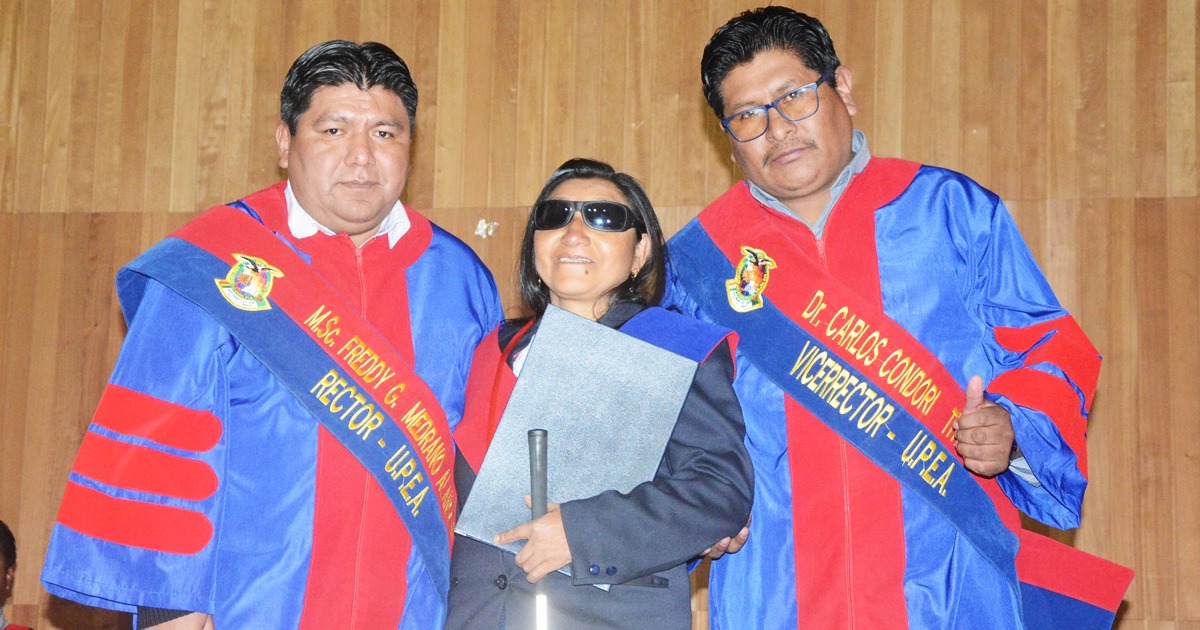 El rector Medrano felicitó a los nuevos graduados por el esfuerzo que hicieron durante cinco años de estudio El rector Medrano felicitó a los nuevos graduados por el esfuerzo que hicieron durante cinco años de estudio