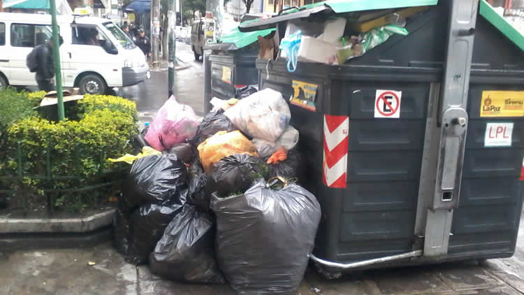 Recojo de basura en La Paz demorará al menos un día más. Recojo de basura en La Paz demorará al menos un día más.