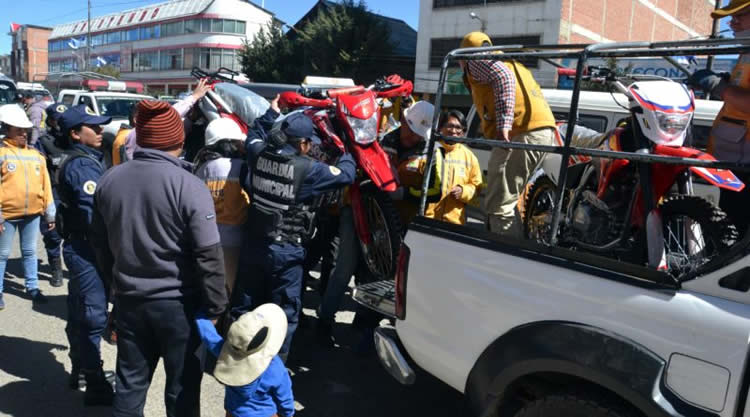 Funcionarios de la Alcaldía de El Alto proceden a levantar motocicletas de las aceras y calzadas de la avenida Juan Pablo II.
