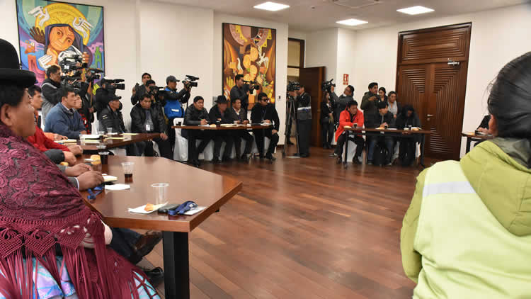 Reunión de coordinación sobre el coronavirus entre el gobierno y organizaciones sociales de El Alto. Reunión de coordinación sobre el coronavirus entre el gobierno y organizaciones sociales de El Alto.