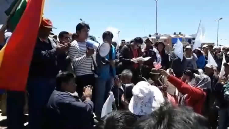 Vecinos piden la pacificación del país en la ciudad de El Alto.