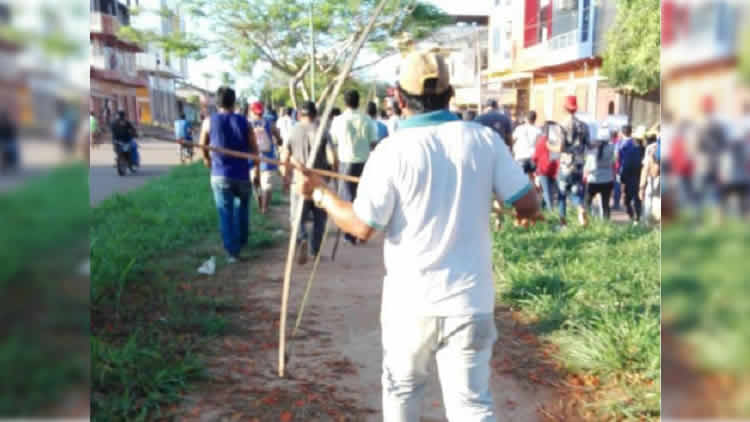 Comunarios afiliados a la CIRABO llegaron a Riberalta con arcos y flechas para enfrentar a los vecinos. Comunarios afiliados a la CIRABO llegaron a Riberalta con arcos y flechas para enfrentar a los vecinos.