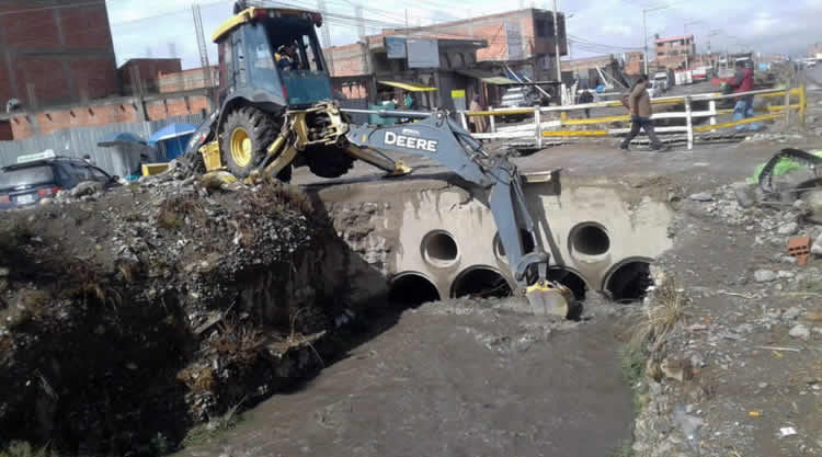 Alcaldía de El Alto atiende emergencia en la carretera a Viacha causados por lluvias.