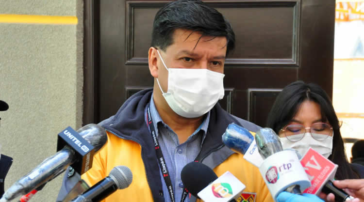 El director Municipal de Salud, José Luis Ríos, es entrevistado por la prensa.