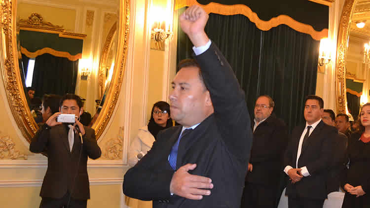 Rodolfo Rocabado Benavides es posesionado como nuevo ministro de Salud en Palacio de Gobierno.