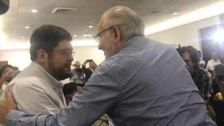 Encuentro entre Carlos Mesa y Samuel Doria Medina en las acciones del 21F de enero en Santa Cruz. Encuentro entre Carlos Mesa y Samuel Doria Medina en las acciones del 21F de enero en Santa Cruz.