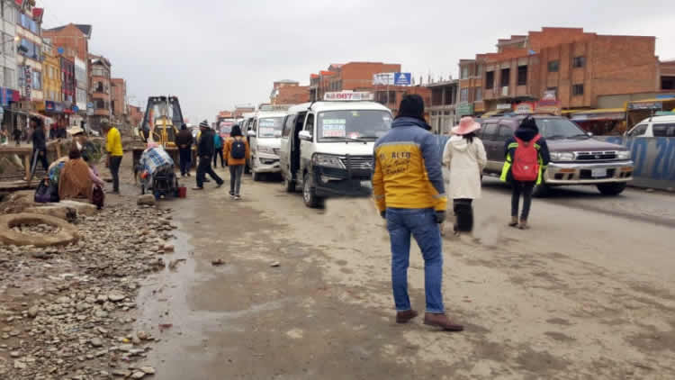 Funcionarios de la Alcaldía de El Alto despejan paradas en la ex Tranca San Roque.