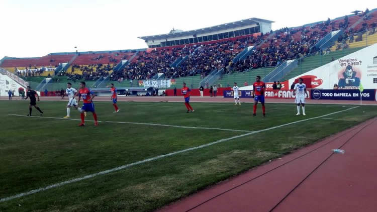 San José vs Universitario en el estadio Jesús Bermúdez de Oruro.