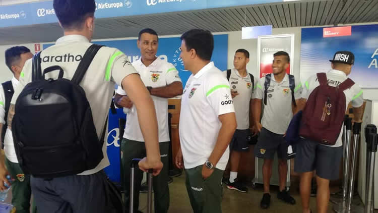 Selección boliviana de fútbol emprendió viaje desde el Aeropuerto de Viru Viru en Santa Cruz.