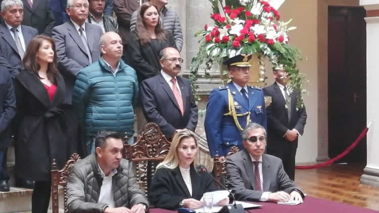 La presidenta Jeanine Áñez y su gabinete de ministros en conferencia de Prensa.