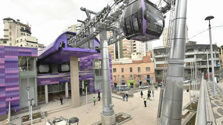 Teleférico Morado en la ciudad de La Paz.