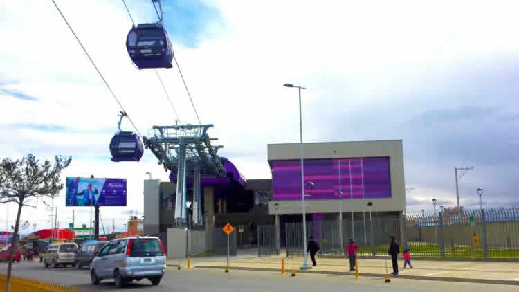 Teleférico de la Línea Morada en inmediaciones de la avenida 6 de Marzo