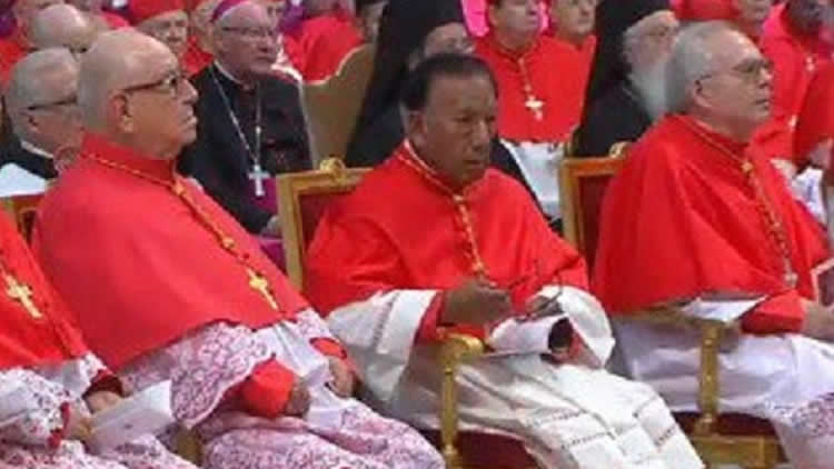 Toribio Ticona en la ceremonia de ordenación de cardenales.