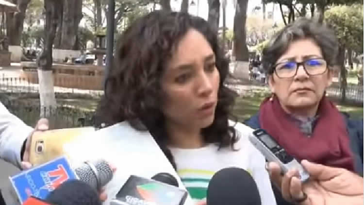 Laura Ugarte mostró el certificado original de su hija y desmintió al candidato a diputado de UCS. Laura Ugarte mostró el certificado original de su hija y desmintió al candidato a diputado de UCS.