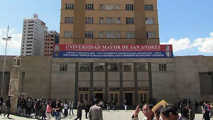 Frontis del atrio de la Universidad Mayor de San Andrés (UMSA).