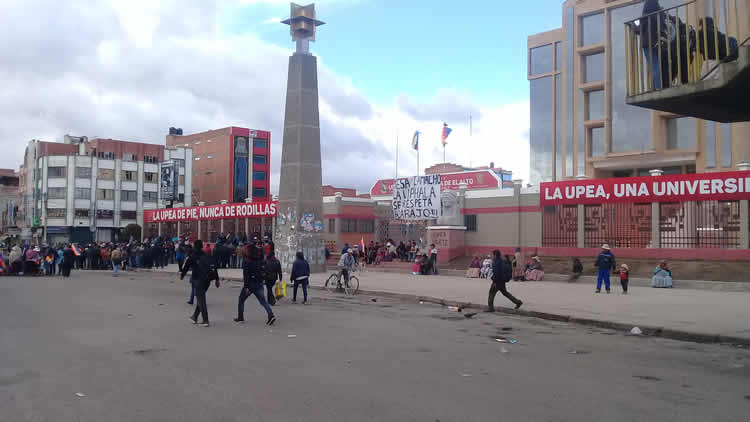 Frontis de la Universidad Pública de El Alto (UPEA) cerrada a raíz de las movilizaciones. Frontis de la Universidad Pública de El Alto (UPEA) cerrada a raíz de las movilizaciones.