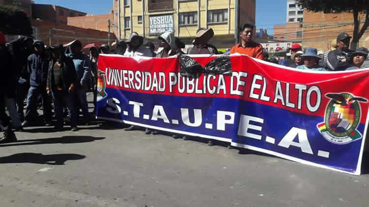 Estudiantes y trabajadores de la Universidad Pública de El Alto (UPEA) marchan