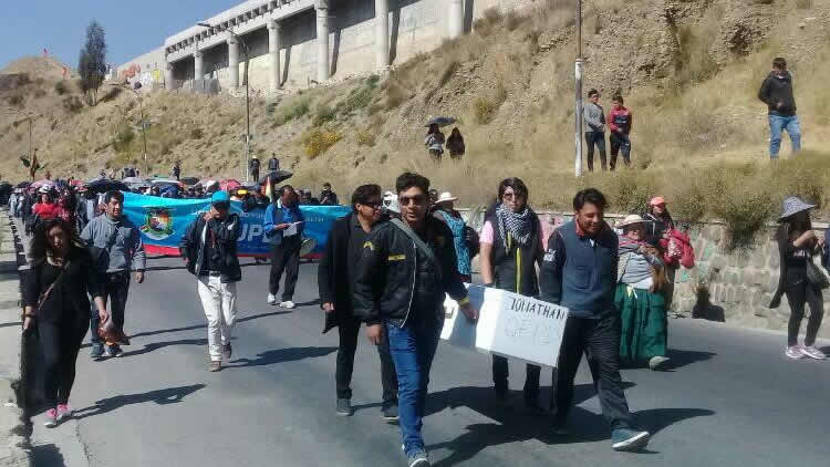 Cientos de universitarios, docentes y administrativos de la UPEA marcharon el lunes.