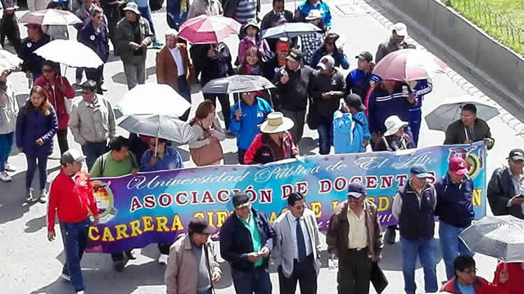 Universidad Pública de El Alto (UPEA) marchó el viernes por el centro paceño.