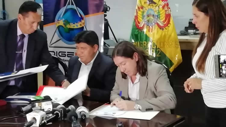 El rector de la UPEA, Freddy Medrano, y el director general de Migración, Marcel Rivas en la firma de acuerdo.