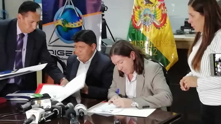 El rector de la UPEA, Freddy Medrano, y el director general de Migración, Marcel Rivas en la firma de acuerdo. El rector de la UPEA, Freddy Medrano, y el director general de Migración, Marcel Rivas en la firma de acuerdo.