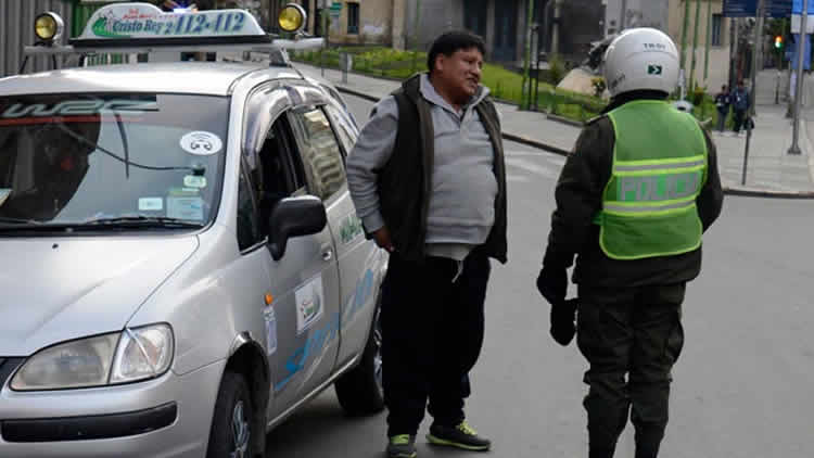 Policía intercepta a vehículo que circulaba infringiendo la cuarentena.