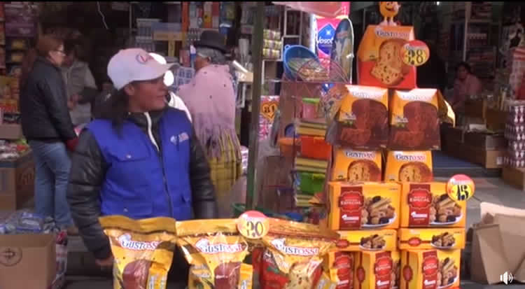 Puesto de venta de panetones en la ciudad de El Alto.