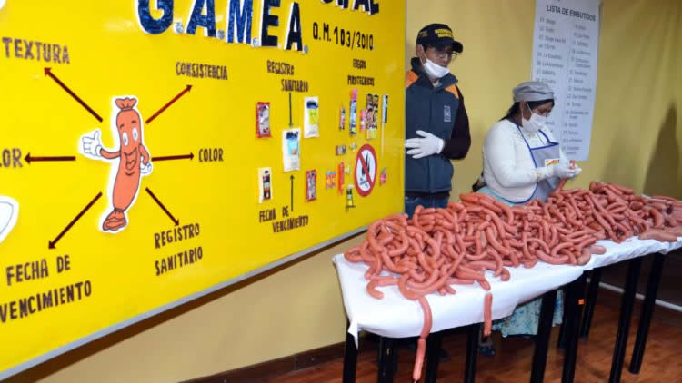 Alcaldía de El Alto demuestra los controles que se deben realizar a los embutidos.