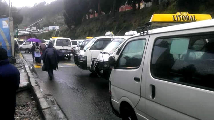 Minibuses bloquean las principales vías en la ciudad de La Paz.