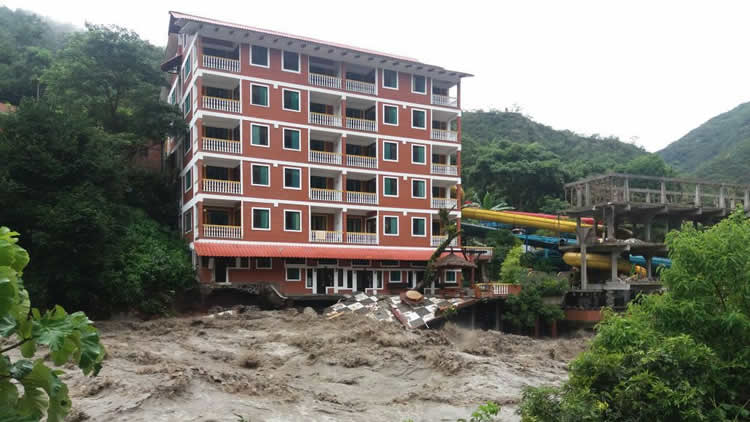 Hotel Río Selva amenazado por el caudal de agua / Foto:RRSS