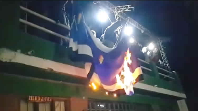 Bandera masista quemada en Coripata la noche del sábado Bandera masista quemada en Coripata la noche del sábado