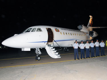 El presidente Evo Morales recibió el viernes el nuevo avión presidencial del Estado, Dassault Falcon 900Ex Easy de fabricación francesa, que reemplazará a la actual nave presidencial que data de 1975.