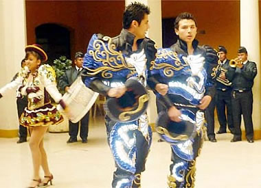 Caporales San Simón durante una presentación en la Gobernación de Cochabamba.