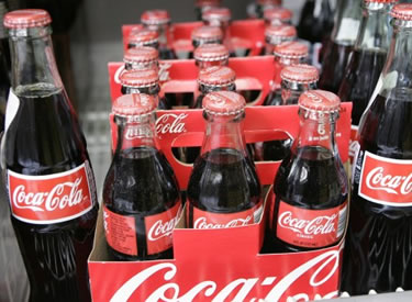 La Aemp dio 10 días a Embol para que entregue los acuerdos firmados. Señala que Coca-Cola tiene un monopolio del 90% del mercado nacional de las gaseosas.