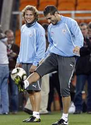Diego Forlán y Mauricio Victorino, durante la práctica charrúa.