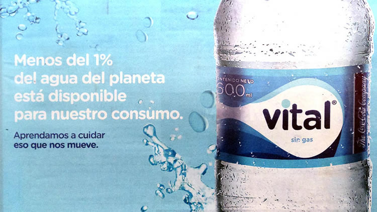 Agua VITAL embotellada por Coca Cola.
