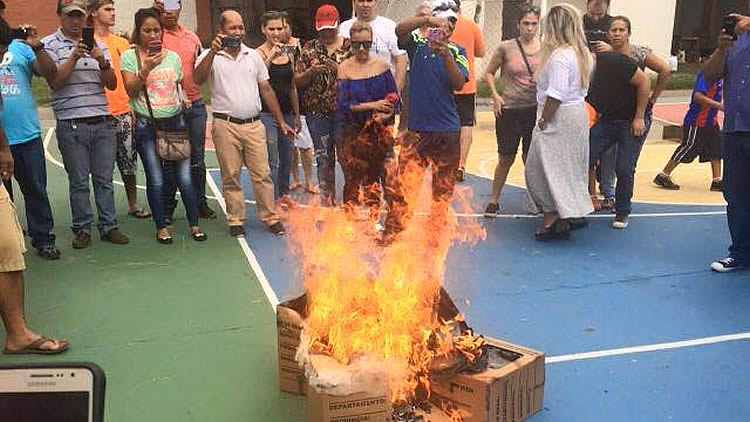 En el colegio Carmen Ortiz suspenden votación y queman ánforas.