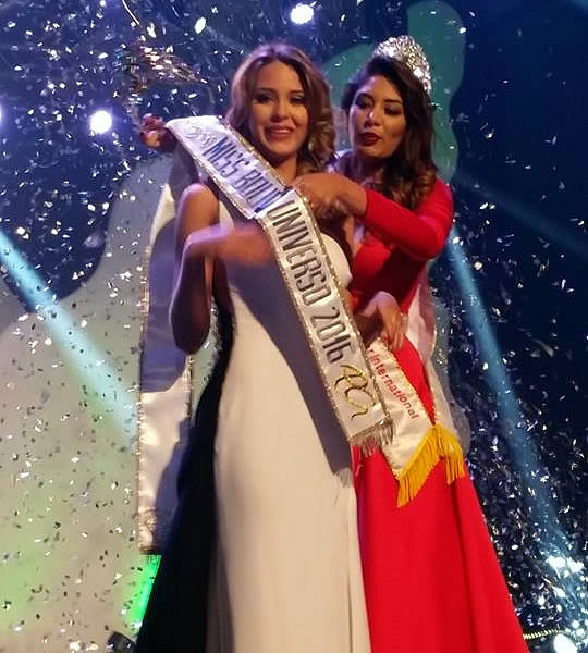 Antonella Moscatelli recibe la banda de Miss Bolivia Universo 2016