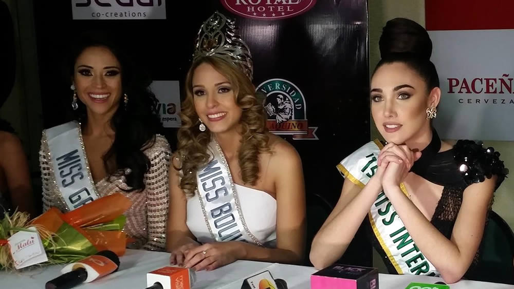 Al centro Antonella Moscatelli, Miss Bolivia Universo 2016, en conferencia de prensa.