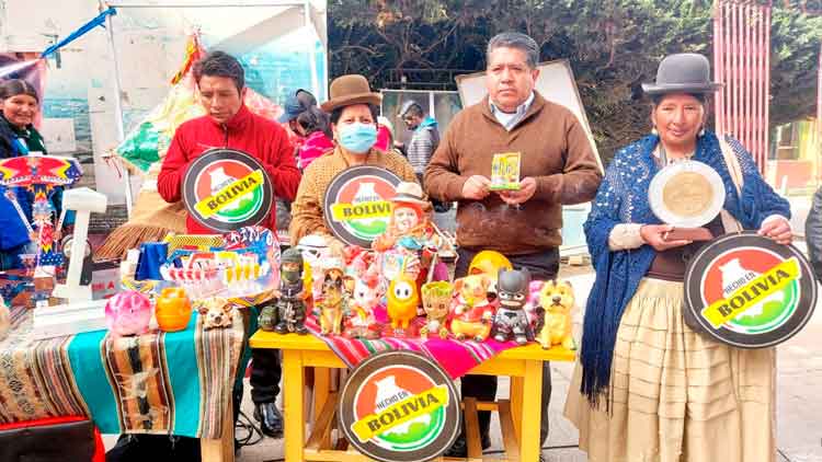 El viceministro Aruquipa y las artesanas expusieron la variedad de miniaturas.