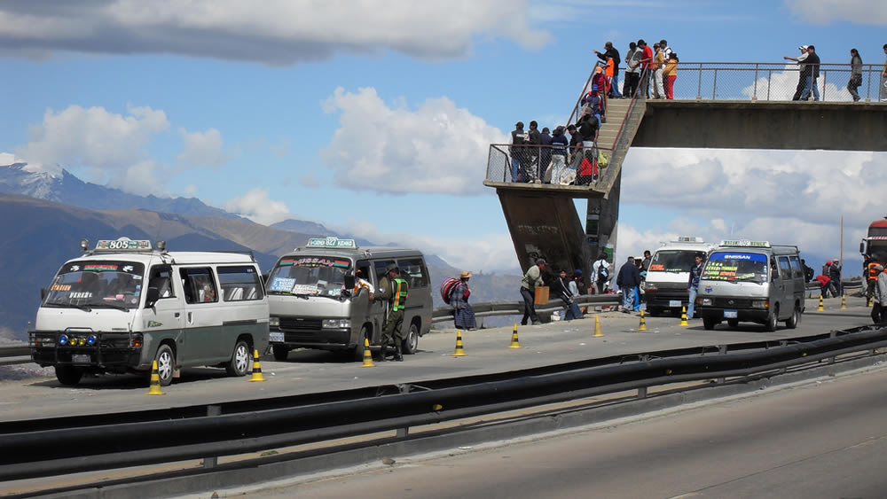 Minibuses en la autopista La Paz y El Alto