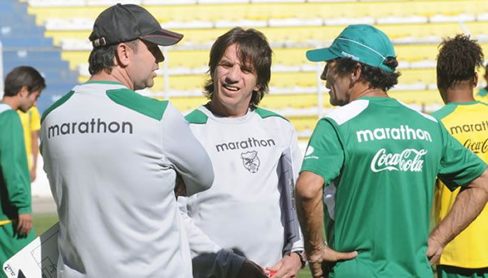 Julio César Baldivieso conversa con Cristaldo y Borja. Julio César Baldivieso conversa con Cristaldo y Borja.