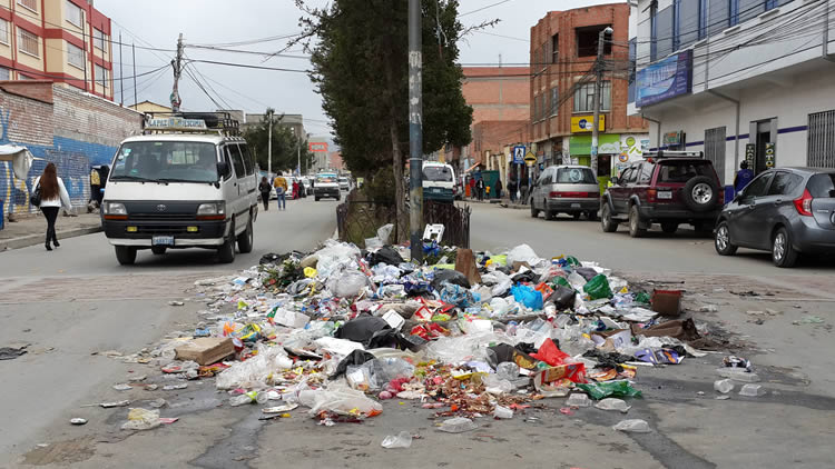 Basura se acumula en la ciudad de El Alto. Basura se acumula en la ciudad de El Alto.