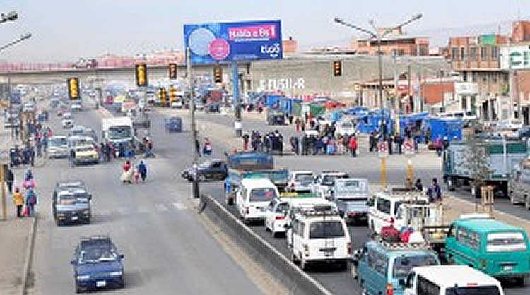 Vecinos del Distrito 8 de El Alto bloquean ex tranca de Senkata. 