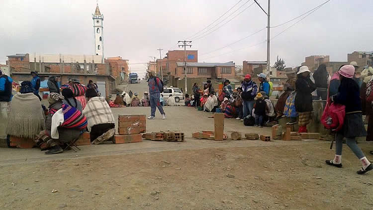 Uno de los puntos de bloqueos en la ciudad de El Alto (Foto: Omar Sergio/CVC)