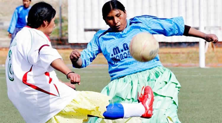 “Caseritas” de los mercados de El Alto en práctica deportiva. “Caseritas” de los mercados de El Alto en práctica deportiva.