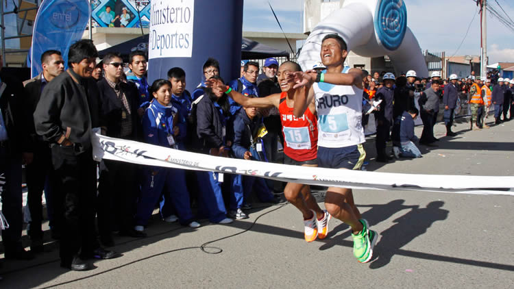 Carrera pedestre 10 K en la ciudad de El Alto 